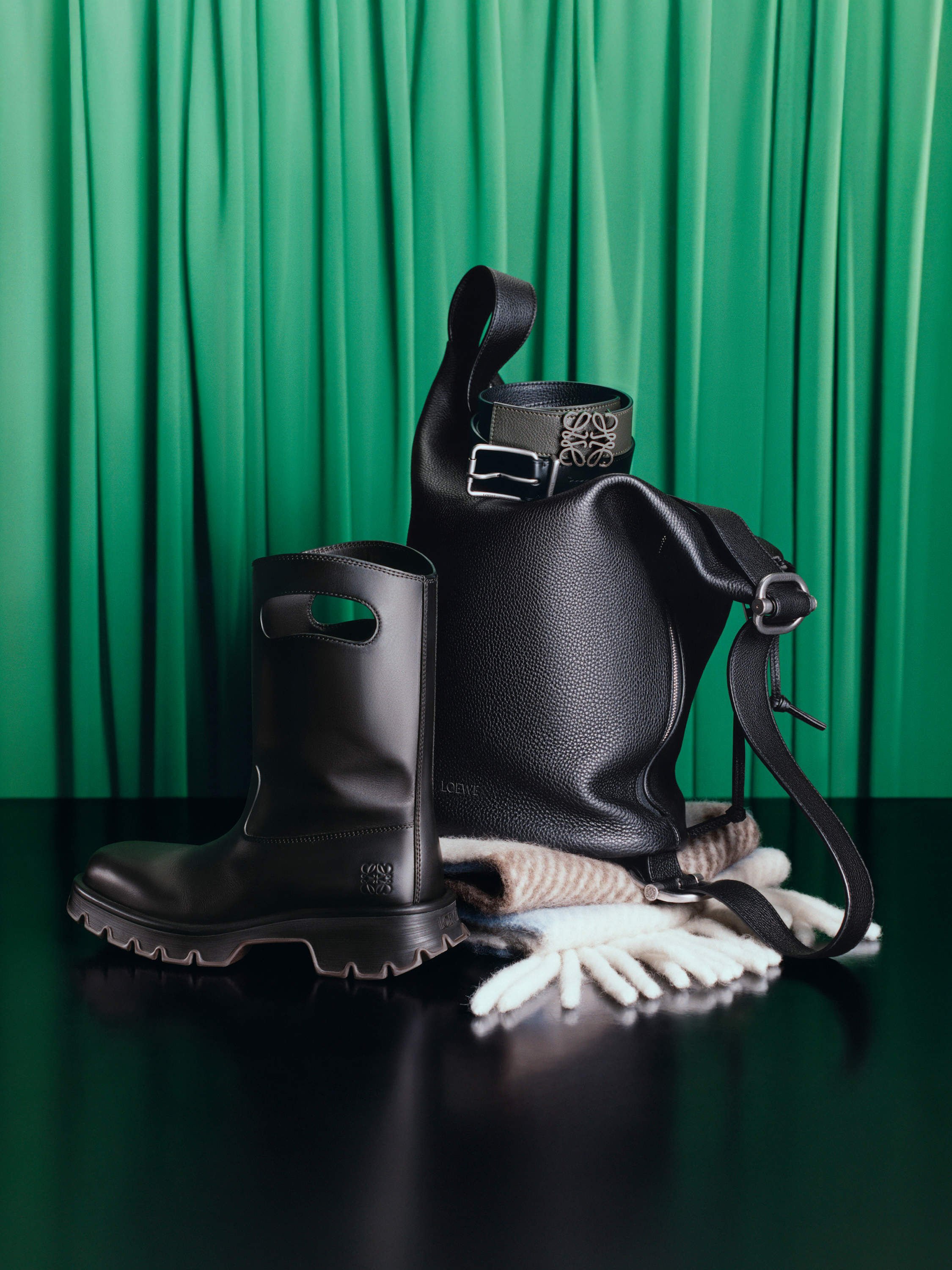 極美品 ロエベ ロゴテープレザーチェルシーブーツ レザー ブラック 極美品 ロエベ ロゴテープレザーチェルシーブーツ レザー ブラック